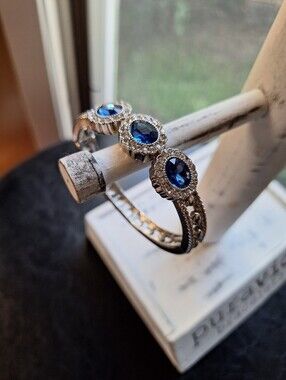 Monet branded Silver stretchy Bracelet w/Blue Oval Stones & Crystals Titanic